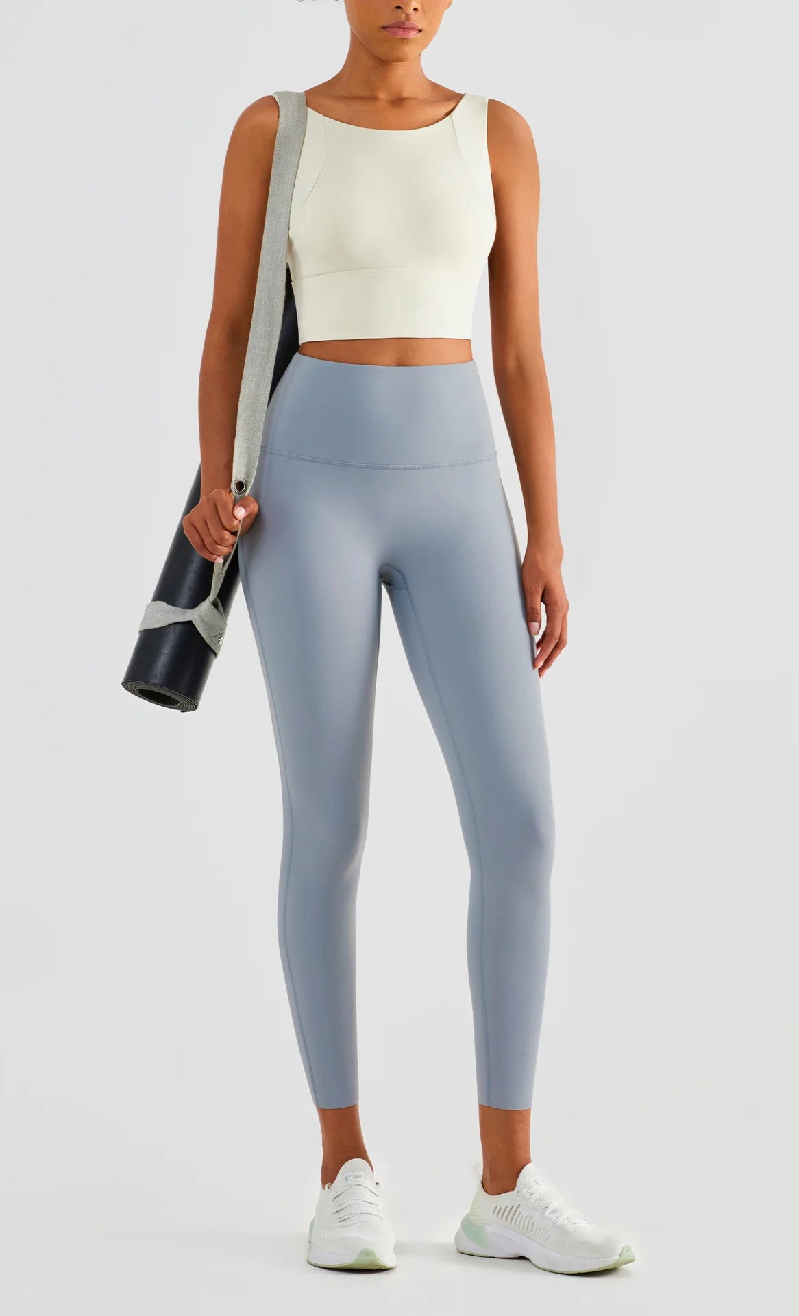 טופ ספורטיבי לבן עם ציוד