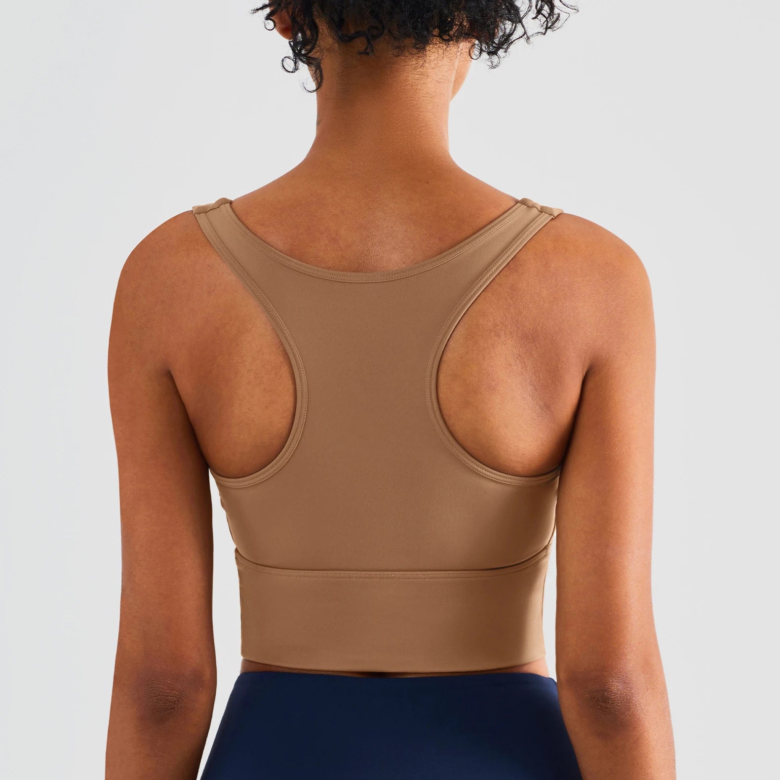 טופ ספורטיבי ירוק מאחורה