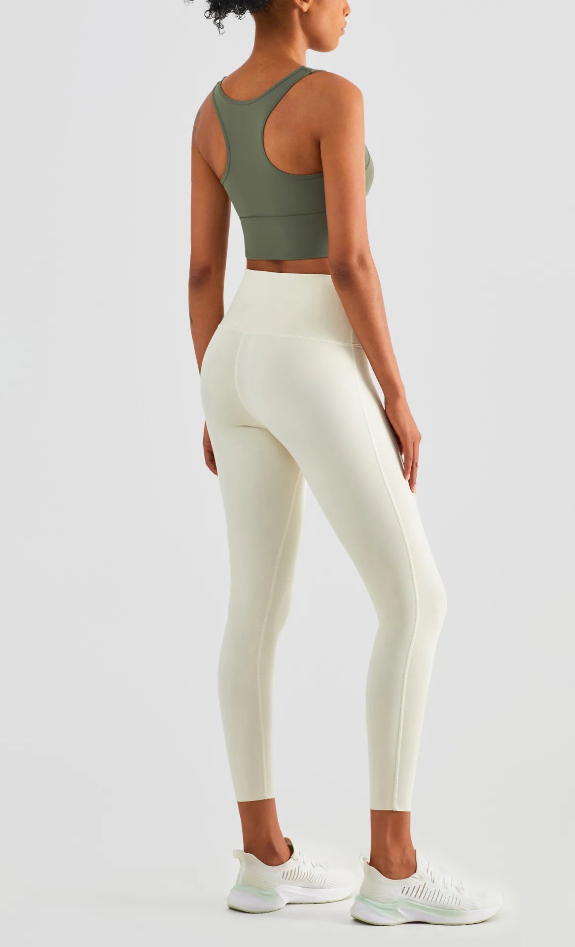 טופ ספורטיבי ירוק מהצד